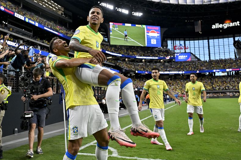 Savinho (centro) celebra tras marcar el segundo gol de Brasil ante Paraguay en el partido por el Grupo D de la Copa América, el viernes 28 de junio de 2024, en Las Vegas. (AP Foto/David Becker)