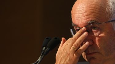 americateve | El nuevo presidente de la federaci&oacute;n italiana de f&uacute;tbol, Carlo Tavecchio, participa en la asamblea en la que fue electo el lunes, 11 de agosto de 2014, en Roma. (AP Photo/Riccardo De Luca)