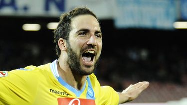 americateve | El jugador del Napoli, Gonzalo Higua&iacute;n, festeja un gol contra el Milan por la Serie A el s&aacute;bado, 8 de febrero de 2014, en N&aacute;poles. (AP Photo/Salvatore Laporta)