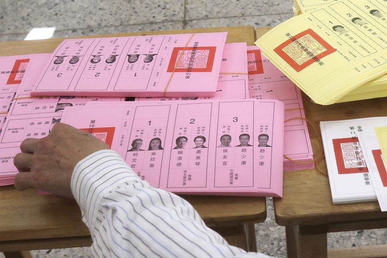 Un operario coloca las boletas en un centro de votación en Taipéi, Taiwán, el 13 de enero de 2024. (AP Foto/Chiang Ying-ying)
