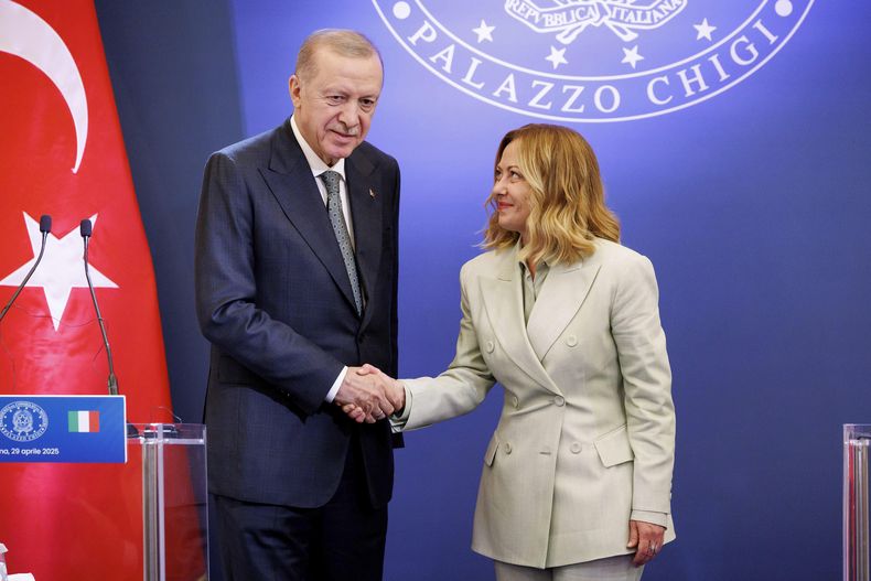 El presidente turco, Recep Tayyip Erdogan, y la primera ministra italiana, Giorgia Meloni, se dan la mano tras su reunión en Villa Pamphilj, Roma, el martes 29 de abril de 2025. (Roberto Monaldo/LaPresse vía AP)
