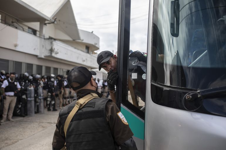Hallan a más de 400 migrantes en camiones al sur de México
