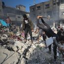 Palestinos buscan sobrevivientes después de un ataque israelí en la Franja de Gaza en el campo de refugiados de Nusseirat, el 17 de noviembre de 2023. (Foto AP/Marwan Saleh, Archivo)