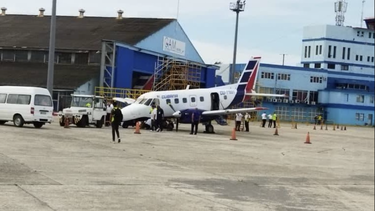 avion de cubana de aviacion pierde su tren de aterrizaje  en la pista del  aeropuerto de la habana