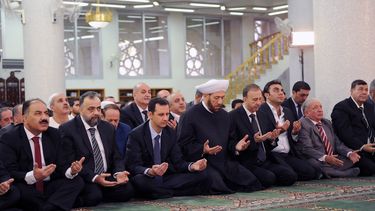 americateve | En esta foto cedida por la agencia oficial de noticias siria SANA, el presidente Bashar Assad (tercero desde la izquierda) ora en el primer d&iacute;a de la celebraci&oacute;n musulmana Eid al-Adha en la mezquita  Sayeda Hassiba, en Damasco, Siria, el mar