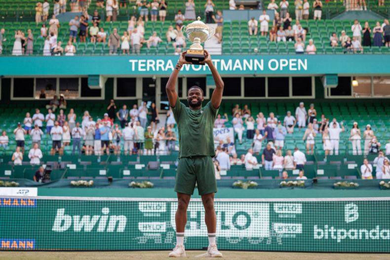 El estadounidense Frances Tiafoe celebra con el trofeo tras vencer a su compatriota Taylor Fritz en la final del torneo de Halle el domingo 21 de junio del 2026. (Friso Gentsch/dpa via AP)
