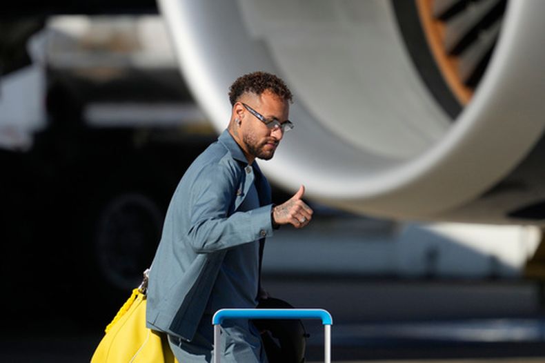 El delantero brasileño Neymar al desembarcar en el aeropuerto de Newark, Nueva Jersey, el martes 2 de junio de 2026, para la Copa Mundial. (AP Foto/Seth Wenig)