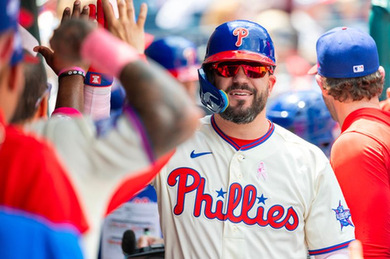 Kyle Schwarber, de los Filis de Filadelfia, es aclamado en el dugout tras conectar un jonrón solitario en la primera entrada de un partido de béisbol contra los Rockies de Colorado, el domingo 10 de mayo de 2026, en Filadelfia. (Foto AP/Laurence Kesterson)
