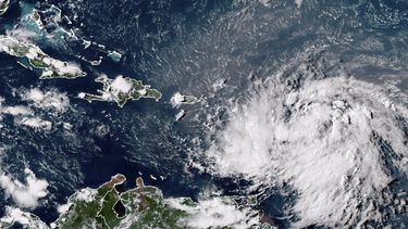 Una imagen de satélite de GOES-16 GeoColor tomada a las 4:30 de la tarde EDT y proporcionada por la Oficina Nacional de Administración Oceánica y Atmosférica de Estados Unidos (NOAA, por sus siglas en inglés) se ve la tormenta tropical Ernesto sobre el océano Atlántico y moviéndose en dirección oeste-noroeste hacia las Antillas Menores, el lunes 12 de agosto de 2024. (NOAA via AP)