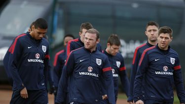 americateve | Wayne Rooney (centro), el capit&aacute;n Steven Gerrard (der) y otros jugadores de Inglaterra se entrenan en Londres el 14 de octubre del 2013 con miras al encuentro del martes con Polonia, en el que se jugar&aacute;n la clasificaci&oacute;n a la Copa Mun