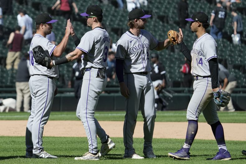 De izquierda a derecha, el lanzador relevista de los Rockies de Colorado, Jalen Beeks, Brenton Doyle, Ryan McMahon y Ezequiel Tovar celebran después de derrotar a los Medias Blancas en Chicago, el domingo 30 de junio de 2024. (AP Foto/Nam Y. Huh)