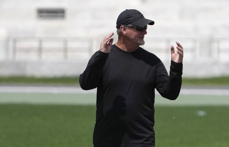 ARCHIVO - El entrenador Rana Reider durante una práctica en el Stadio dei Marmi previo a una justa atlética en Roma, el 15 de mayo de 2024. (AP Foto/Alessandra Tarantino)