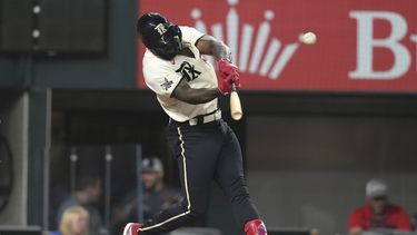 Adolis García, de los Rangers de Texas, batea cuadrangular de dos carreras durante la cuarta entrada del juego de béisbol en contra de los Rickies de Colorado, en Arlington, Texas, el viernes 19 de mayo de 2023. Nathaniel Lowe también anotó en la jugada. (AP Photo/LM Otero)