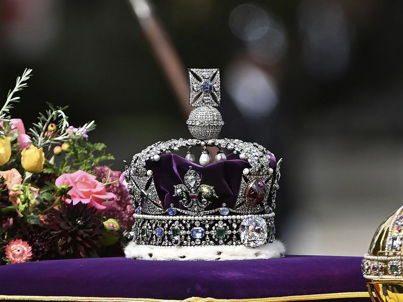 ARCHIVO - La Corona Imperial del Estado, el Orbe y el Cetro del Soberano durante el funeral de Estado de la reina Isabel II en Londres, el lunes 19 de septiembre de 2022. Dos piezas cortadas del Diamante Cullinan, el diamante en bruto más grande jamás encontrado, tendrán un lugar destacado en la ceremonia de coronación del rey Carlos III el sábado 6 de mayo de 2023. Cullinan I, una enorme piedra en forma de gota que pesa 530,2 quilates, está montada en el Cetro del Soberano con Cruz. Cullinan II, una gema en forma de cojín de 317,4 quilates, está montada en el frente de la Corona Imperial de Estado que Carlos usará cuando salga de la Abadía de Westminster. (Jeff Spicer/Pool Photo vía AP)