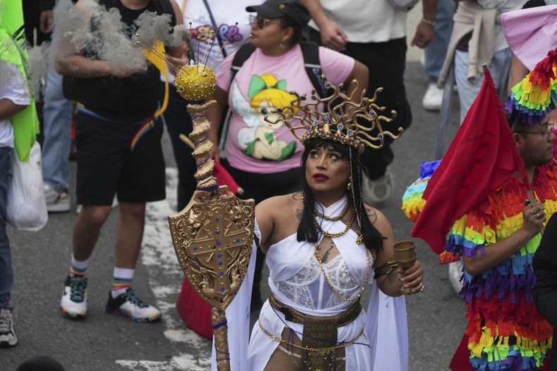 Una drag queen participa en el desfile anual del Orgullo que conmemora el Mes del Orgullo LGBTQ+, en la Ciudad de Guatemala, el sábado 28 de junio de 2025. (Foto AP/Moisés Castillo)