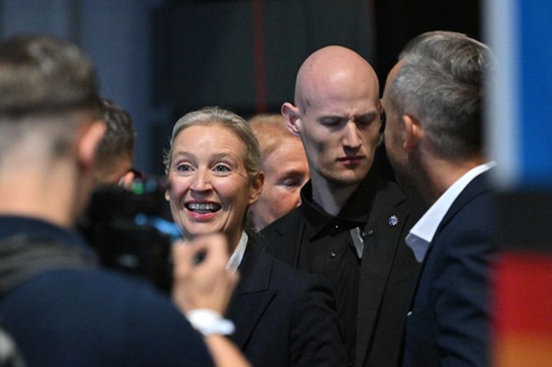 Alice Weidel, presidenta nacional y líder del grupo parlamentario del partido ultraderechista Alternativa para Alemania (AfD), llega a la convención federal del partido en Turingia, Erfurt, el sábado 4 de julio de 2026. (Martin Schutt/dpa/dpa vía AP)