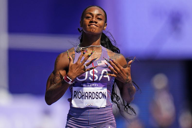 La estadounidense Shacarri Richardson tras ganar su eliminatoria de los 100 metros libres de los Juegos Olímpicos de París, el viernes 2 de agosto de 2024, en Saint-Denis, Francia. (AP Foto/Petr David Josek)
