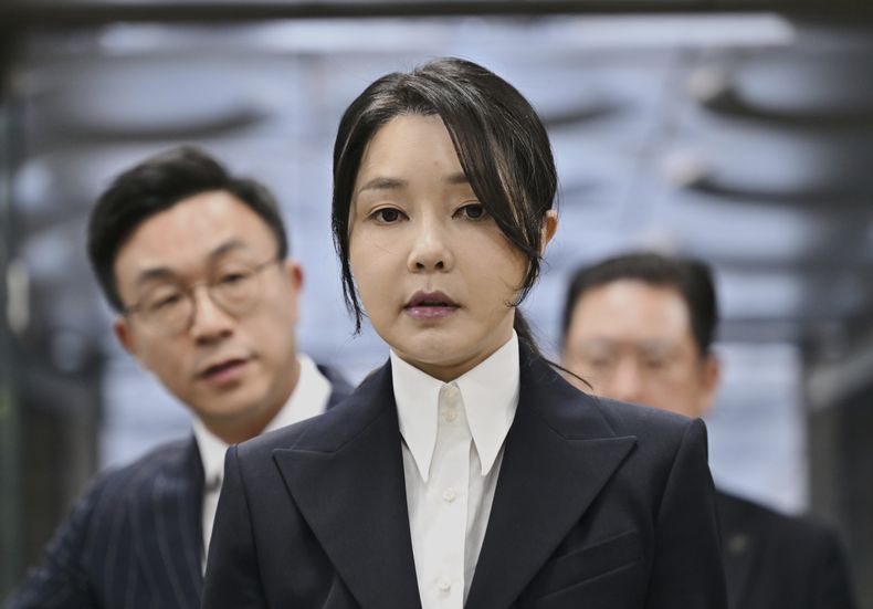 La ex primera dama de Corea del Sur, Kim Keon Hee, esposa del expresidente destituido Yoon Suk Yeol, llega a un tribunal para asistir a una audiencia para revisar su orden de arresto solicitada por fiscales especiales, en Seúl, Corea del Sur, el martes 12 de agosto de 2025. (Jung Yeon-je/Pool Foto vía AP)