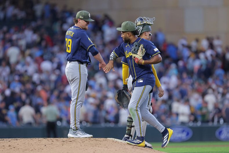 Chad Patrick (izquierda) festeja con el venezolano Jackson Chourio, su compañero en los Cerveceros de Milwaukee, el sábado 16 de mayo de 2026 (AP Foto/Bailey Hillesheim)