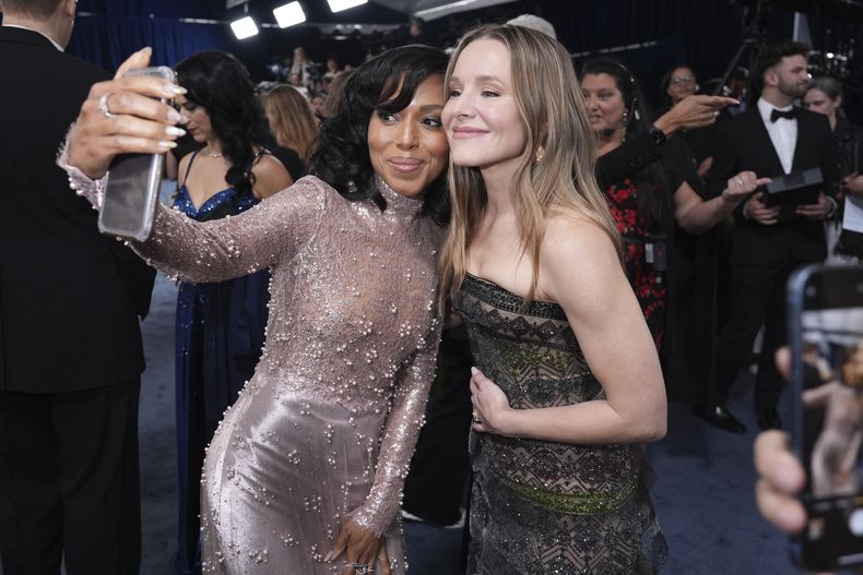 Kerry Washington, izquierda, y Kristen Bell se toman una selfie al llegar a la 31ª edición anual de los Premios SAG el domingo 23 de febrero de 2025 en el Shrine Auditorium de Los Ángeles. (Foto AP/Chris Pizzello)