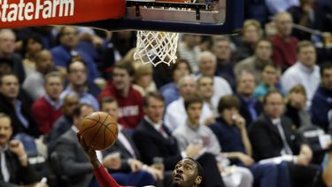 americateve | John Wall, de los Wizards de Washington, se enfila a la cesta en la segunda mitad del partido contra los Lakers de Los Angeles, el martes 26 de noviembre de 2013 (AP Foto/Alex Brandon)