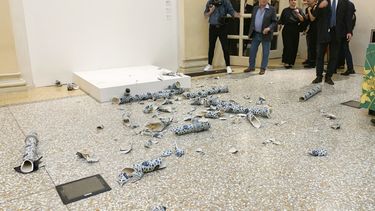 Foto entregada por OperaLaboratori el martes 24 de septiembre del 2024 que muestra la obra “Cubo de Porcelana” de Ai Weiwei destruida en una galería en Bolonia, Italia. (OperaLaboratori via AP)