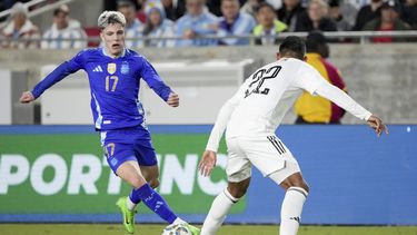 Alejandro Garnacho, mediocampista de Argentina, elude a Haxel Quiroz, de Costa Rica, en un partido amistoso disputado el martes 26 de marzo de 2026, en Los Ángeles (AP Foto/Eric Thayer)