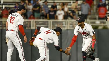 El puertorriqueño Willi Castro (derecha) festeja con el dominicano Jorge Polanco (11) y el campocorto Kyle Farmer tras el triunfo ante los Guardianes de Cleveland, el viernes 2 de junio de 2023 (AP Foto/Craig Lassig)