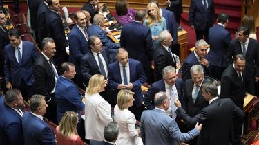 El primer ministro de Grecia, Kyriakos Mitsotakis, abajo a la derecha, habla con legisladores antes de la ceremonia de juramentación en el Parlamento en Atenas, Grecia, el lunes 3 de julio de 2023. (Foto AP/Thanassis Stavrakis)