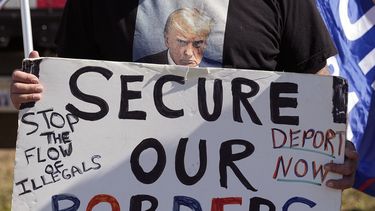 Phill Cady sostiene un cartel durante una manifestación contra la migración no autorizada el 3 de febrero de 2024 en Quemado, Texas. (Foto AP/Eric Gay)