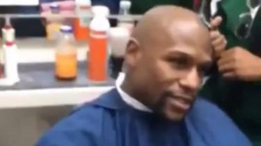 americateve | El campeón de boxeo tuvo un diálogo intenso con una mujer en una barbería de Londres. "¿Tienes televisión?", le preguntó 'Money' muy enojado