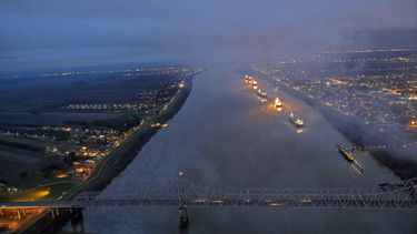 americateve | Foto a&eacute;rea del r&iacute;o Mississippi entre Nueva Orleans y Vacherie, Luisiana, con tr&aacute;fico fluvial interrumpido debido a un derrame de crudo el domingo 23 de febrero del 2014. (Foto AP/Gerald Herbert)