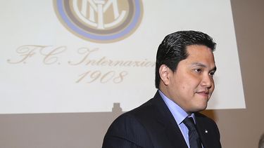 americateve | El nuevo presidente del Inter, Erick Thohir, posa con el logotipo del club el viernes, 15 de noviembre de 2013, en Mil&aacute;n. (AP Photo/Antonio Calanni)