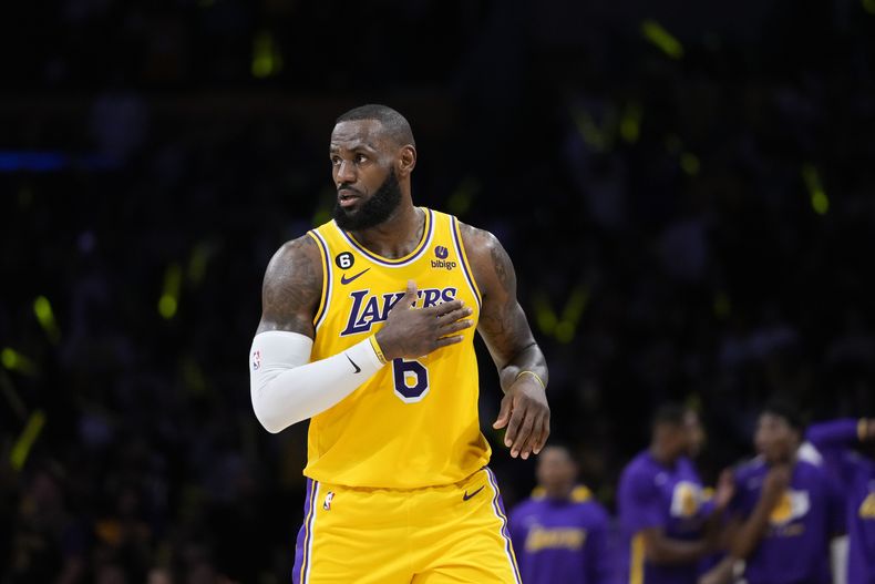LeBron James, de los Lakers de Los Ángeles, observa una jugada en el sexto partido de la serie de playoffs ante los Grizzlies de Memphis, el viernes 28 de abril de 2023 (AP Foto/Jae C. Hong)