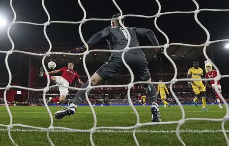 Chris Wood de Nottingham Forest remata a gol ante Crystal Palace en la Liga Premier, el lunes 21 de octubre de 2024, en Nottingham. (Mike Egerton/PA vía AP)