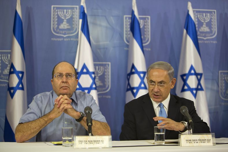 El primer ministro israel&iacute; Benjamin Netanyahu, a la derecha, y el ministro israel&iacute; de Defensa, Moshe Yaalon, conversan con la prensa en Tel Aviv, Israel. Ntanyahu advirti&oacute; el s&aacute;bado a Hamas que "pagar&aacute; un precio in