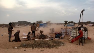 ARCHIVO - Buscadores de oro rompen piedras en Kidal, Mali, el 23 de enero de 2020. (AP Foto/Baba Ahmed, Archivo)