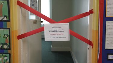 Sección cerrada dentro de la Escuela Primaria Parks debido a defectos en los materiales de construcción, en Leicester, Inglaterra, el 1 de septiembre de 2023. (Jacob King/PA vía AP)