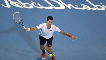 americateve | El serbio Novak Djokovic devuelve una pelota contra el franc&eacute;s Jo-Wilfried Tsonga en el torneo de exhibici&oacute;n de Abu Dabi el viernes, 27 de diciembre de 2013. (AP Photo/Kamran Jebreili)