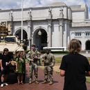 Miembros de la Guardia Nacional del Distrito de Columbia posan para fotografiarse con ciudadanos fuera de la Union Station, el sábado 16 de agosto de 2025, en Washington. (AP Foto/Julia Demaree Nikhinson)