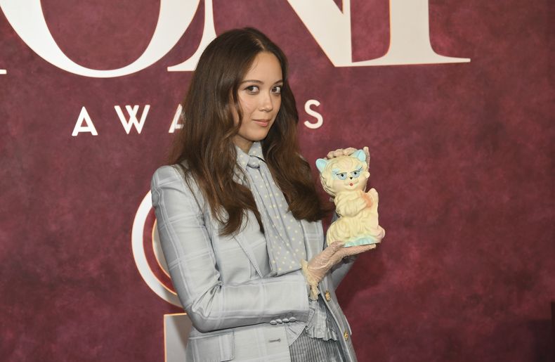 Laufey llega a la 78.ª edición de los premios Tony el domingo 8 de junio de 2025, en el Radio City Music Hall de Nueva York. (Foto Evan Agostini/Invision/AP)