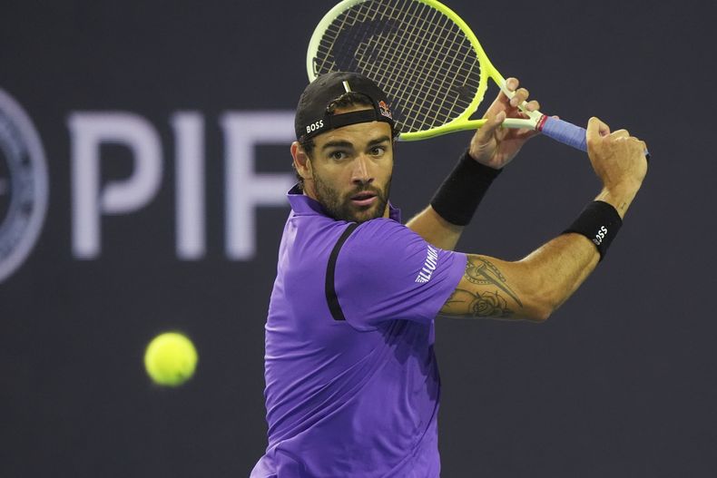 El italiano Matteo Berrettini regresa una bola ante Taylor Fritz en eln Abierto de Miami el jueves 27 de marzo del 2025. (AP Foto/Marta Lavandier)
