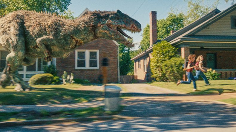 Esta imagen publicada por Warner Bros. Pictures muestra una escena de The End of Oak Street. (Foto, Warner Bros. Pictures vía AP)