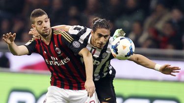 americateve | Mart&iacute;n C&aacute;ceres (der) pelea un bal&oacute;n con el delantero del Milan Adel Taarabt. El zaguero de Juventus se lastim&oacute; la frente y no podr&aacute; jugar el mi&eacute;rcoles cuando Uruguay enfrente a Austria en un amistoso de fogueo par