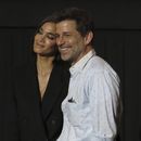 El director Zack Snyder, derecha, posa con la actriz Sofia Boutella durante una conferencia de prensa de la película Rebel Moon: Part One - A Child of Fire en la Ciudad de México el lunes 4 de diciembre de 2023. (Foto AP/Berenice Bautista)