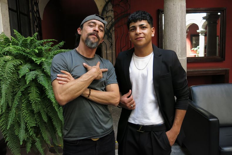 Los actores Osvaldo Sánchez, a la izquierda, y Víctor Prieto de la película En el camino posan para un retrato en el Festival de Cine de Morelia en México, el miércoles 15 de octubre de 2025. (Foto AP/Berenice Bautista)