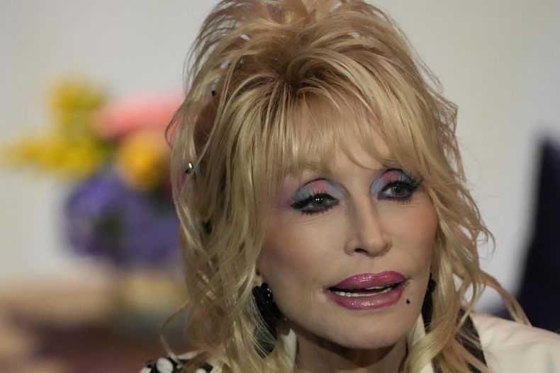 Dolly Parton actúa durante un evento para celebrar la expansión en todo el estado de Missouri de su programa de libros gratuitos Imagination Library, el martes 27 de agosto de 2024, en Kansas City, Missouri. (Foto AP/Charlie Riedel)