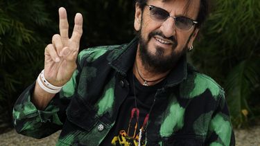 ARCHIVO - Ringo Starr posa para un retrato el 5 de septiembre de 2023, en el Hotel Sunset Marquis en West Hollywood, California, para promover su EP Rewind Forward. Tras dos intentos previos fallidos y una espera de casi 10 años, Starr se presentó en concierto en la Ciudad de México el 5 de junio de 2024. (Foto AP/Chris Pizzello, archivo)