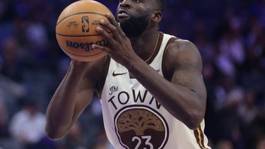 ARCHIVO - Draymond Green de los Warriors de Golden State lanza un tiro libre durante el partido contra los Kings de Sacramento, el 10 de abril de 2026, en Sacramento, California. (AP Foto/Scott Marshall)
