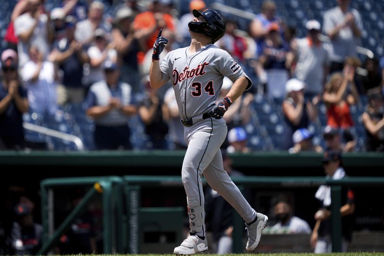 Jake Rogers de los Tigres de Detroit reacciona a su jonrón de tres carreras en la primera entrada del juego 1 de la doble cartelera ante los Nacionales de Washington el miércoles 2 de julio del 2025. (AP Foto/Julia Demaree Nikhinson)